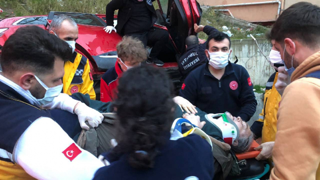 Yokuş aşağı kayan otomobil sitenin bahçesine düştü: 4 yaralı